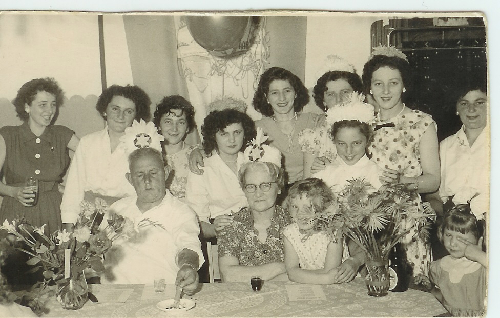 Klik voor foto in apart venster rochus_en_jenneke_met_alle_dochters_en_waarschijnlijk_2_kleinkinderen.jpg