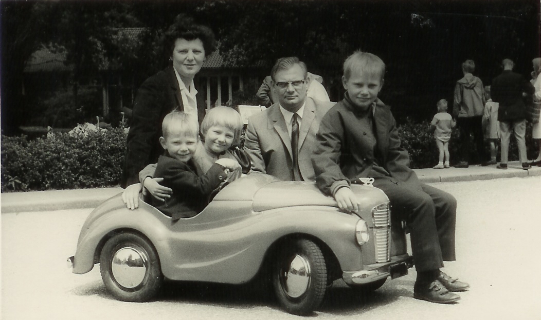 Klik voor foto in apart venster wegen__cornelia__van_der_03.11.1932__hannes_grob_en_jannie__hans__theo.jpg