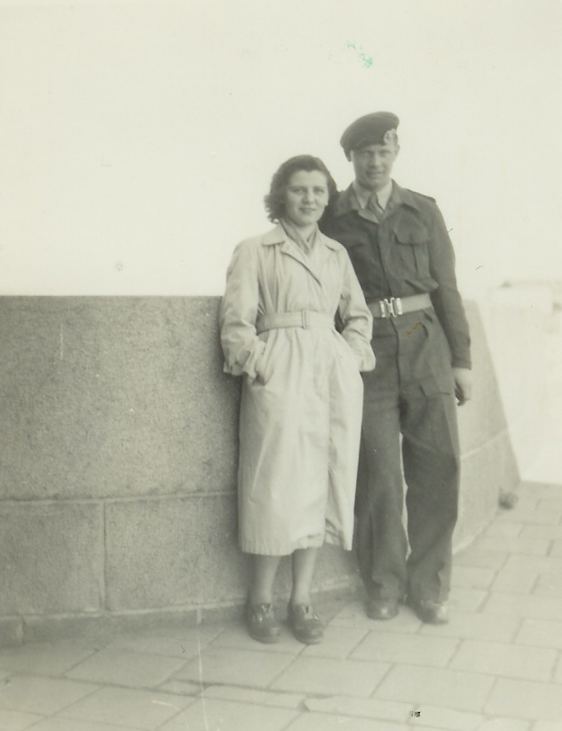 Klik voor foto in apart venster wegen__cornelia_van_der_03.11.1932_en_hannes_grob.jpg