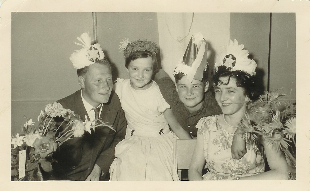 Klik voor foto in apart venster wegen__sara_maria_van_der_20.06.1923_met_cor__man___jen_en_tom.jpg